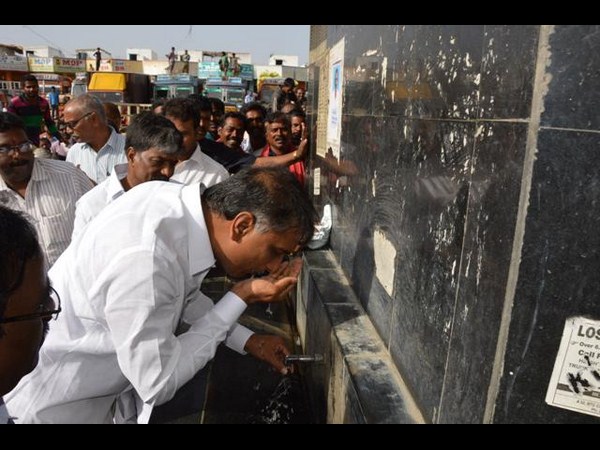 మంచినీళ్లు తాగుతూ..
