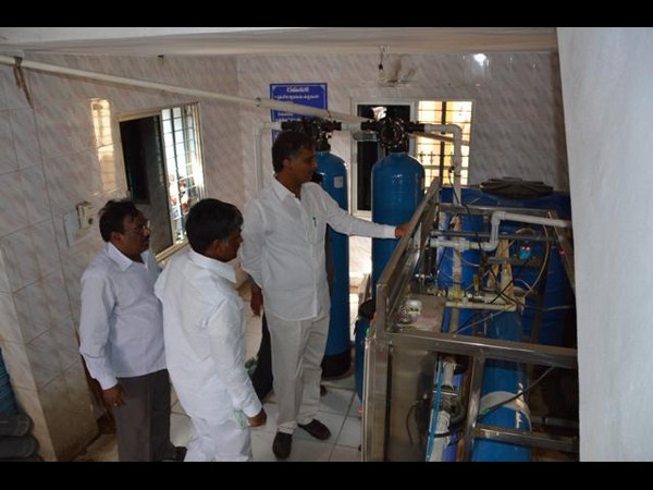 తనిఖీలు చేస్తూ..