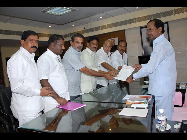 కెసిఆర్‌కు వినతిపత్రం