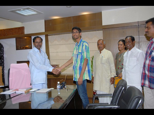 విద్యార్థులకు అభినందన