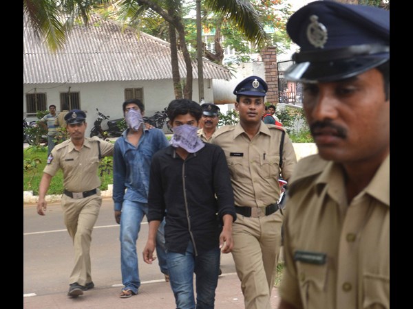 దొంగల అరెస్ట్