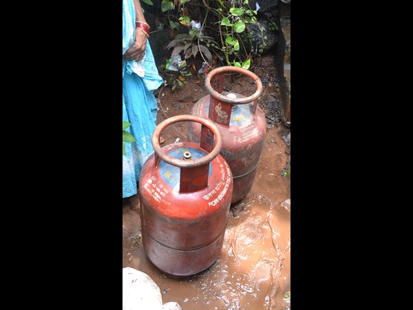 గ్యాస్ సిలిండర్లు చెక్కు చేదరలేదు..