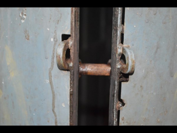 తాళం వేసి ఉంది..