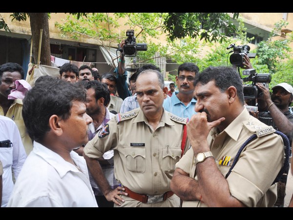 పోలీసుల అనుమానాలు..