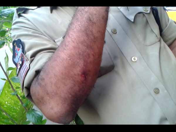 చీకట్లో కలిసిపోయారు