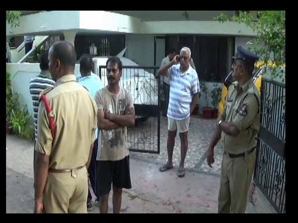 రాళ్లు విసిరారు..