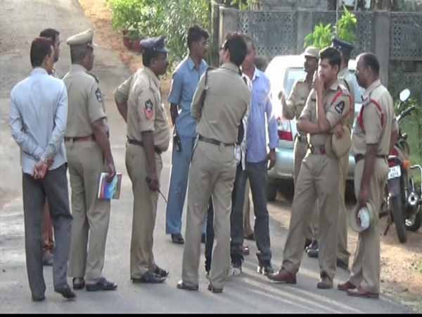 చీకట్లో కలిసిపోయారు..