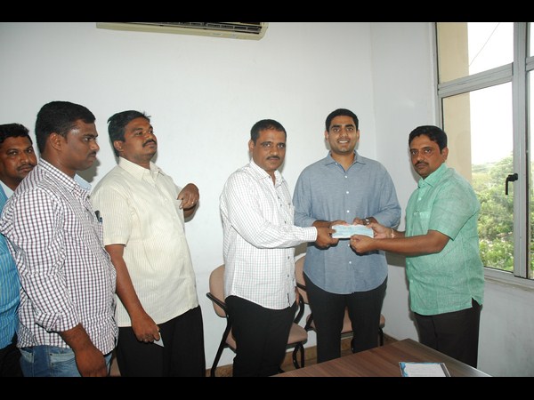 లోకేష్‌కు విరాళం