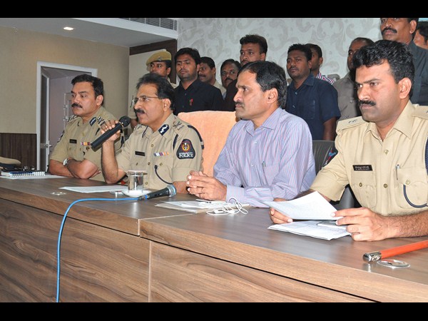 మీడియా సమావేశంలో సిపి