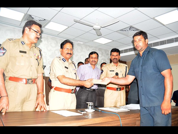 రివార్డులు ఇస్తాం