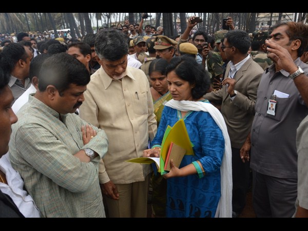 వివరాలు తెలుసుకుంటూ..