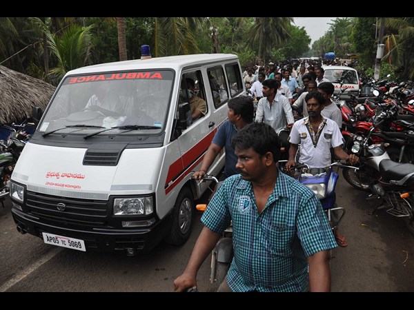 క్షతగాత్రుల కోసం అంబులెన్స్