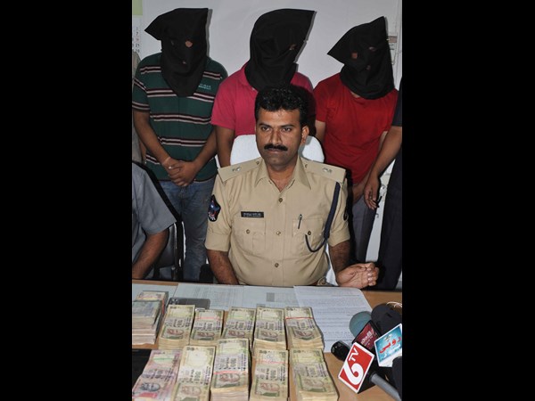 ఇరానీ గ్యాంగ్ అరెస్ట్