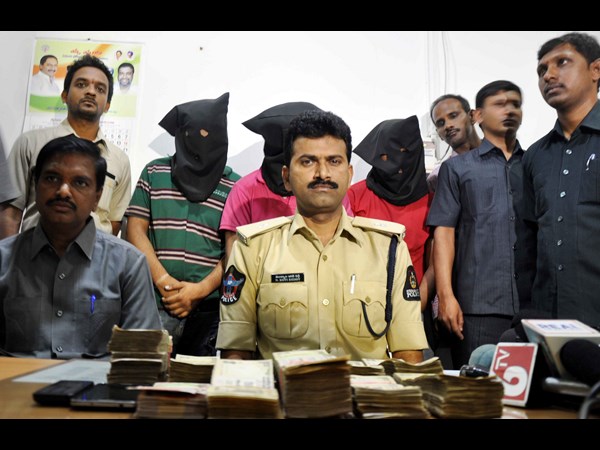 ఇరానీ గ్యాంగ్ అరెస్ట్