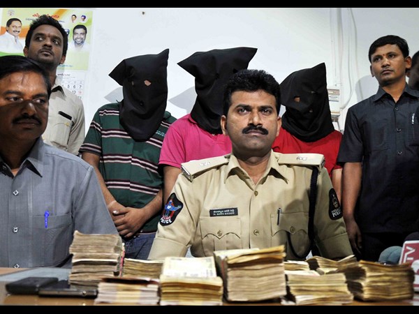 ఇరానీ గ్యాంగ్ అరెస్ట్