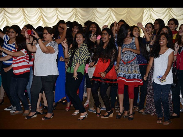 విద్యార్థినుల సందడి