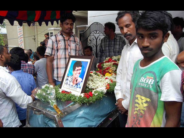 కన్నీటి వీడ్కోలు