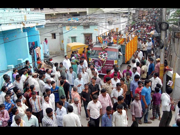 కన్నీటి వీడ్కోలు