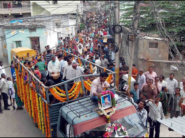 కన్నీటి వీడ్కోలు