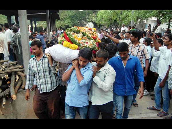 కన్నీటి వీడ్కోలు