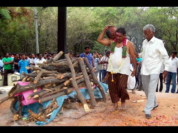 కన్నీటి వీడ్కోలు