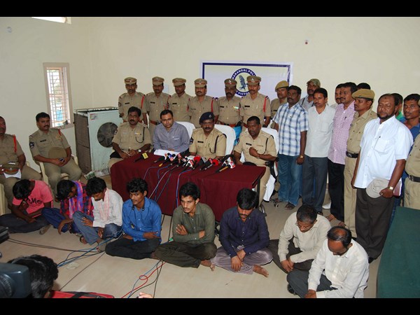 దొంగల అరెస్ట్