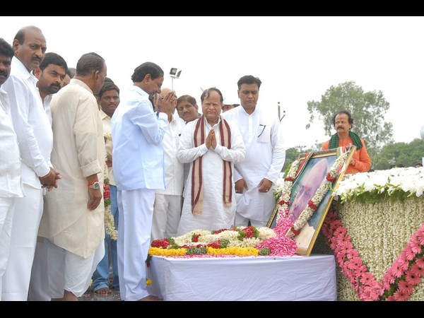 పివికి కెసిఆర్ నివాళి