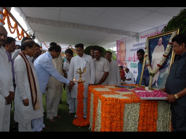 పివికి కెసిఆర్ నివాళి