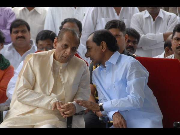 పివికి కెసిఆర్ నివాళి