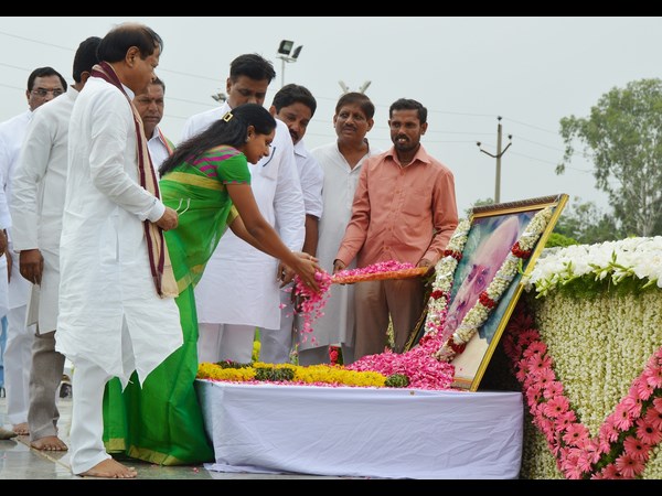 ల్వకుంట్ల కవిత నివాళి