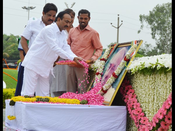 ఈటెల రాజేందర్ నివాళి