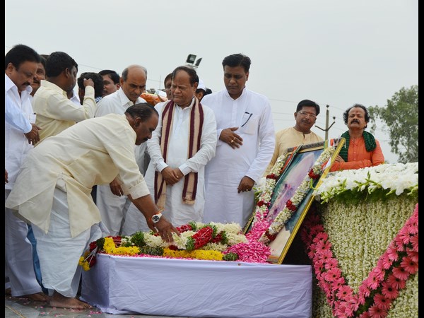 నాయని నర్సింహారెడ్డి నివాళులు