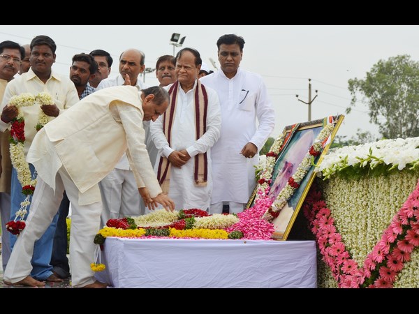 గవర్నర్ నివాళులు