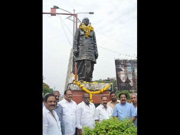 ఏపీలోని విశాఖలో పీవీ విగ్రహానికి నివాళులు 