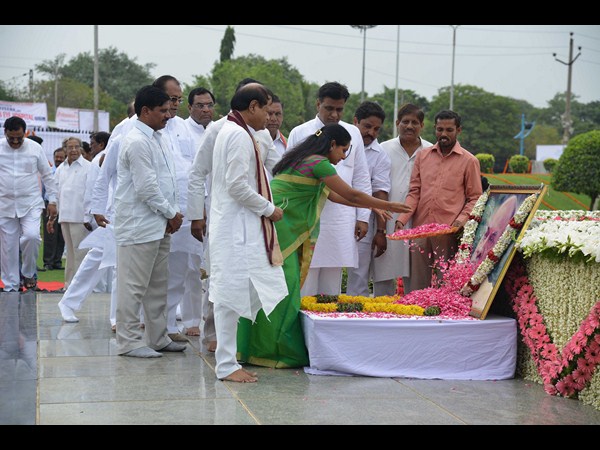 కల్వకుంట్ల కవిత నివాళి