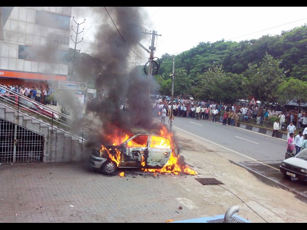 కారులో మంటలు