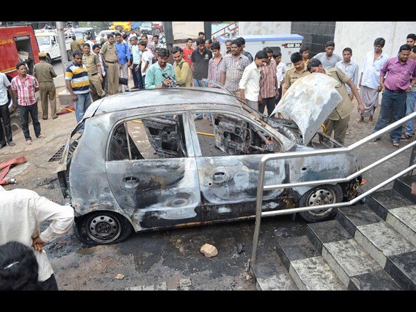  కారులో మంటలు