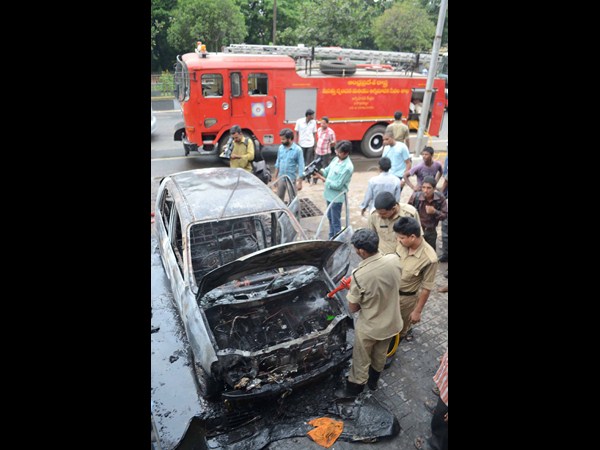  కారులో మంటలు