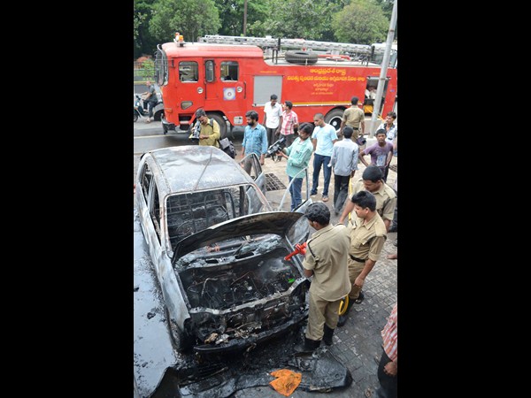  కారులో మంటలు