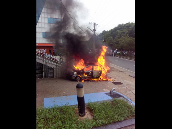  కారులో మంటలు