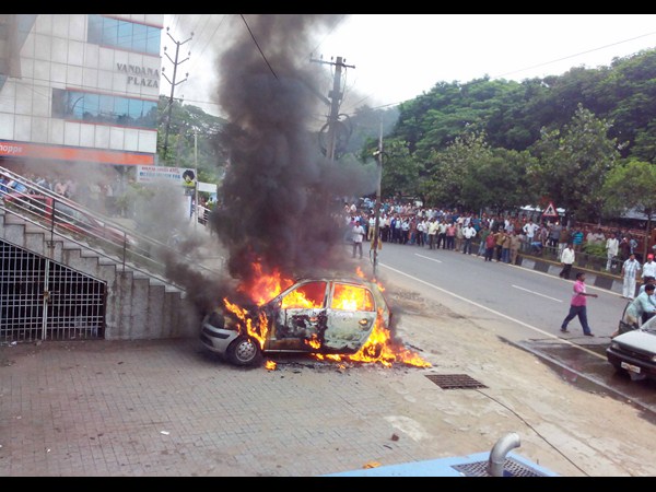  కారులో మంటలు