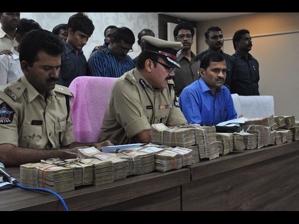 హవాలా గ్యాంగ్ అరెస్ట్