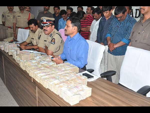 హవాలా గ్యాంగ్ అరెస్ట్