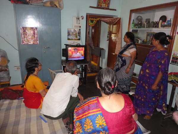 టీవీ చూస్తూ
