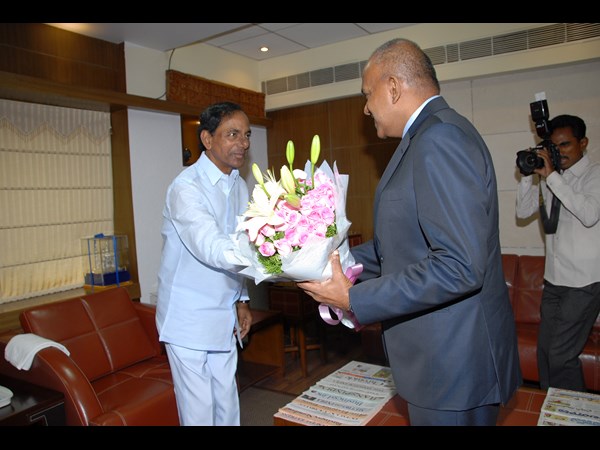 షణ్ముగానికి కెసిఆర్ ఆహ్వానం