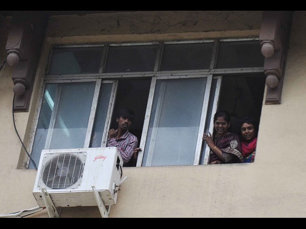 ఇలా తొంగి చూశారు..
