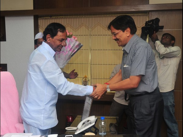 కెసిఆర్‌తో శ్రీవాత్సవ భేటీ