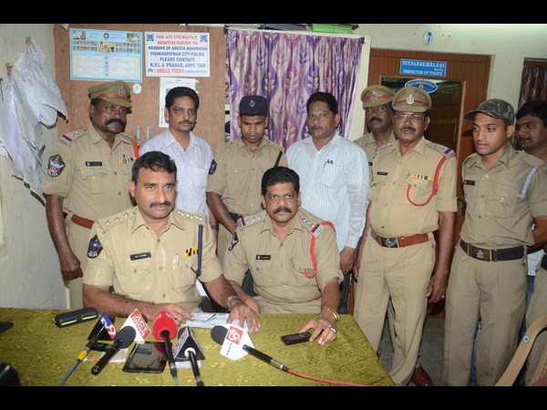 నకిలీ పోలీస్