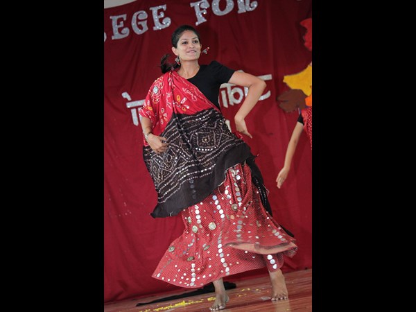 నృత్యం చేస్తూ..