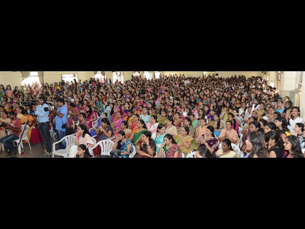విద్యార్థినుల సందడి